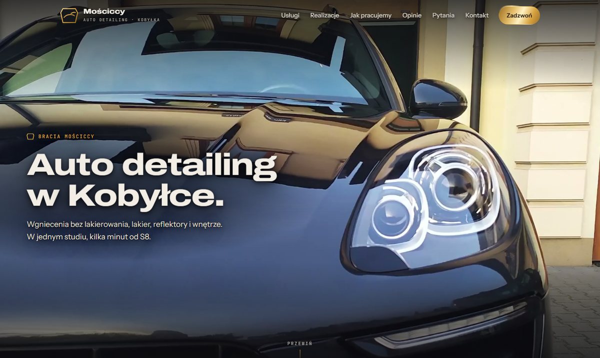 Projekt strony Mościccy Auto Detailing Kobyłka: grafitowe Porsche Macan z lustrzanym połyskiem i hasło Auto detailing w Kobyłce