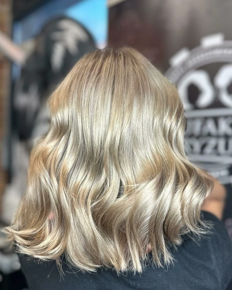 Jasny blond ułożony w miękkie fale, widok z tyłu