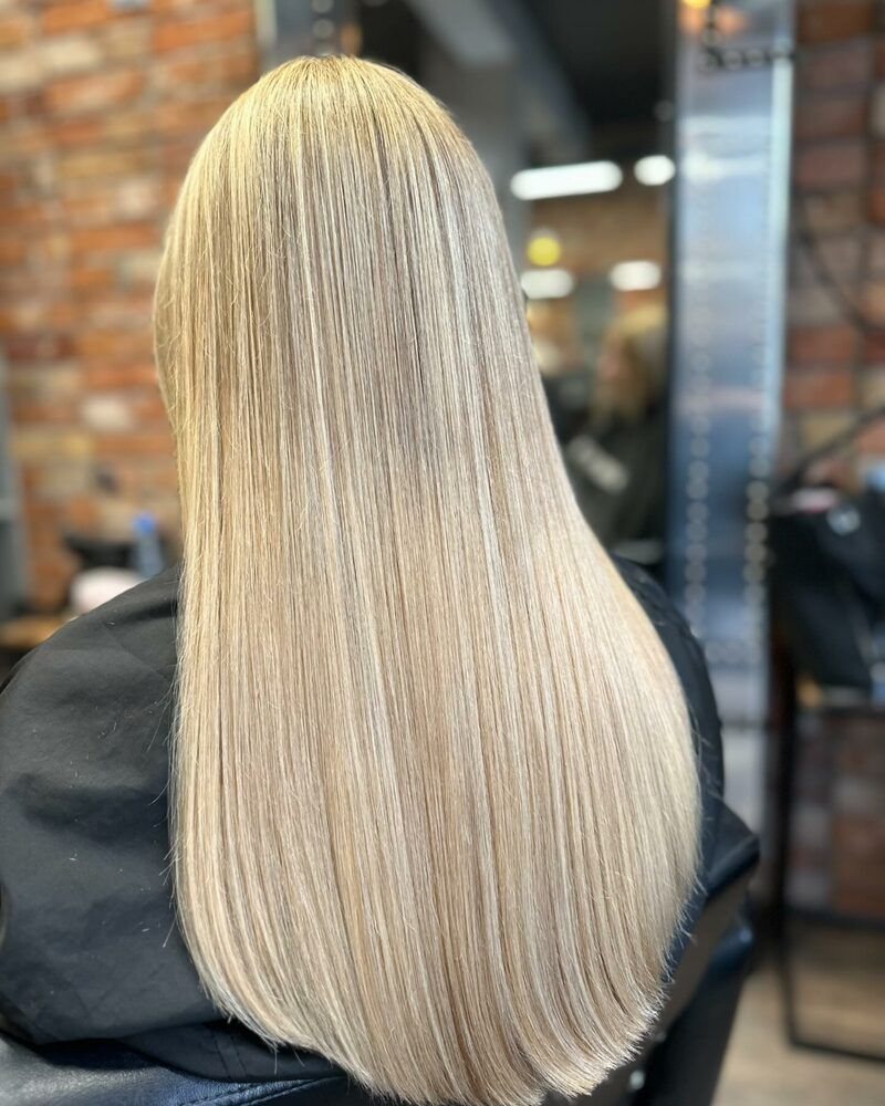 Długie, proste, jasne blond włosy