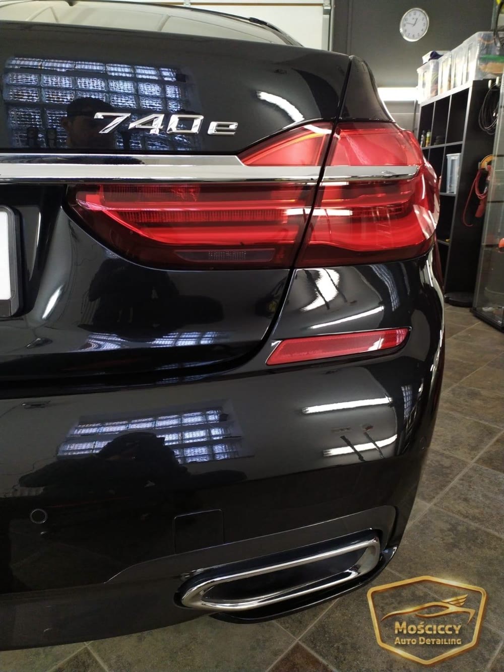 Tylna lampa BMW 740e i lakier z odbiciem świetlówek