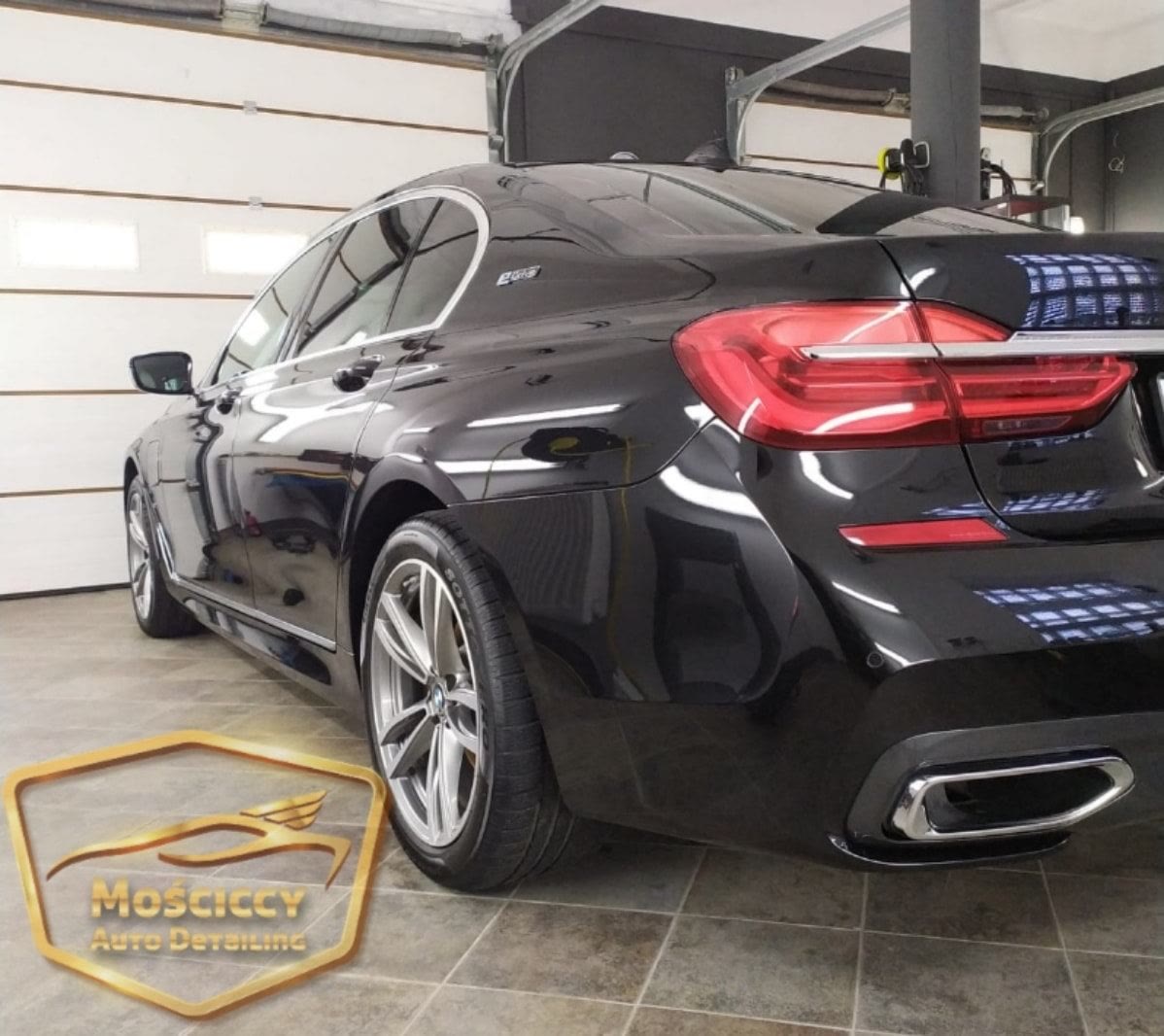 Czarne BMW 740e w hali z mocnym połyskiem