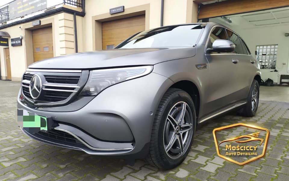 Satynowy szary Mercedes EQC przed studiem
