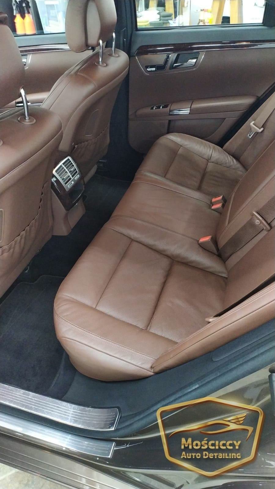 Brązowa skórzana tylna kanapa Mercedesa klasy S