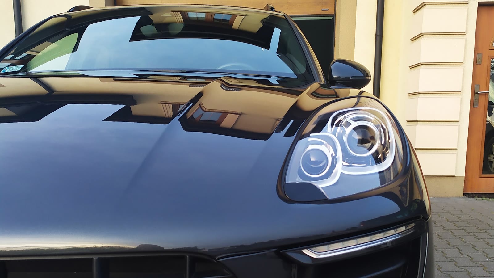 Porsche Macan: maska i reflektor z bliska