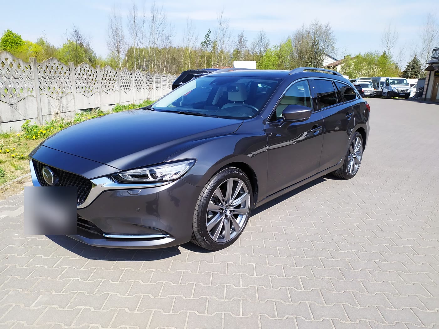 Grafitowa Mazda 6 kombi na placu przed studiem