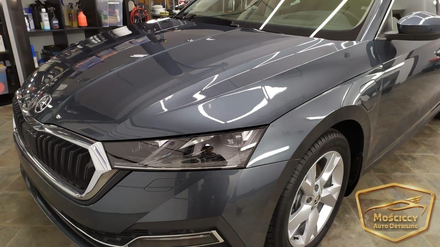 Grafitowa Skoda Octavia w studiu po nałożeniu powłoki