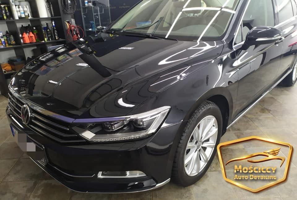 Czarny Volkswagen Passat w studiu po polerce