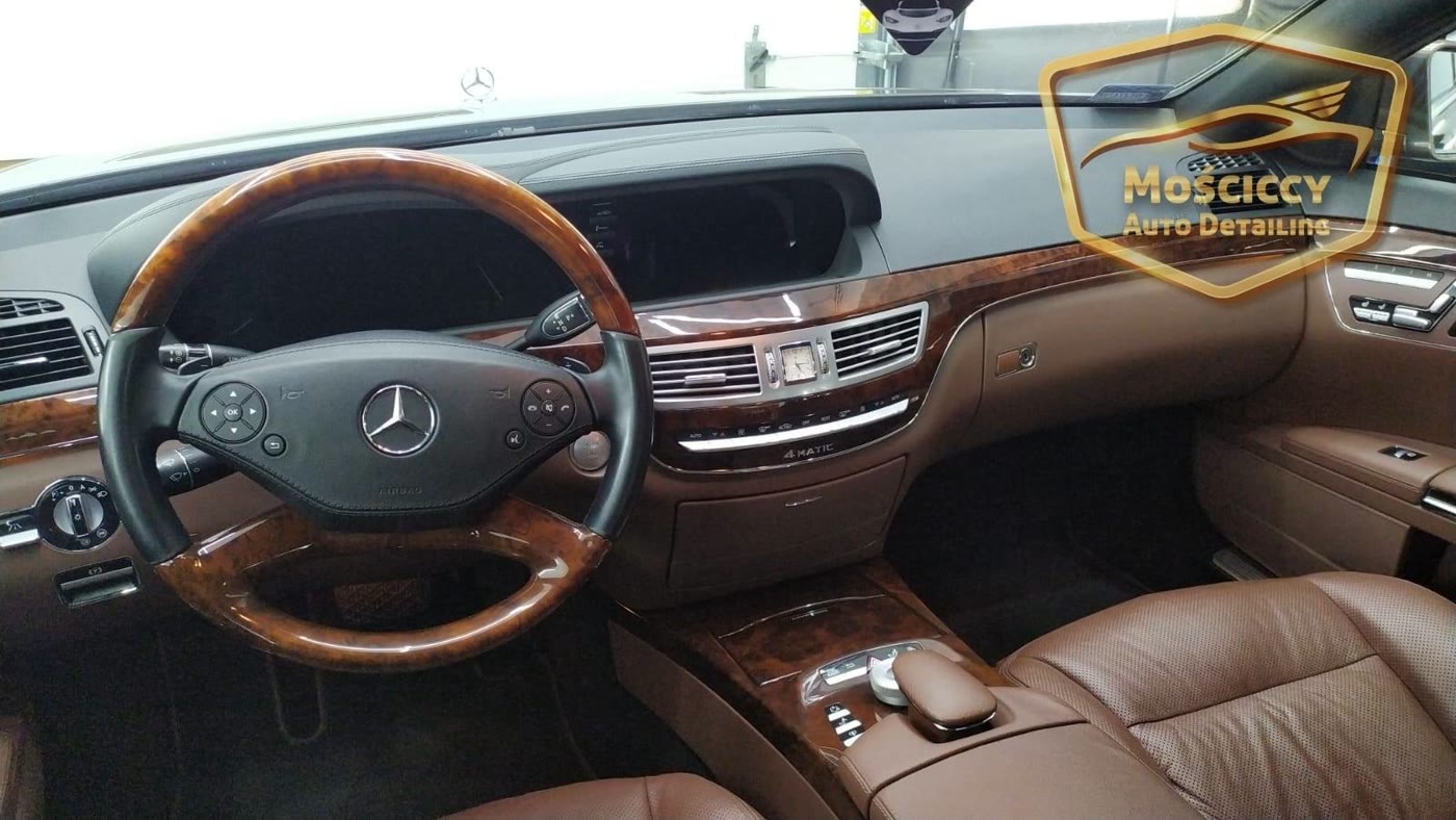 Deska z drewnem i brązowe skóry Mercedesa klasy S