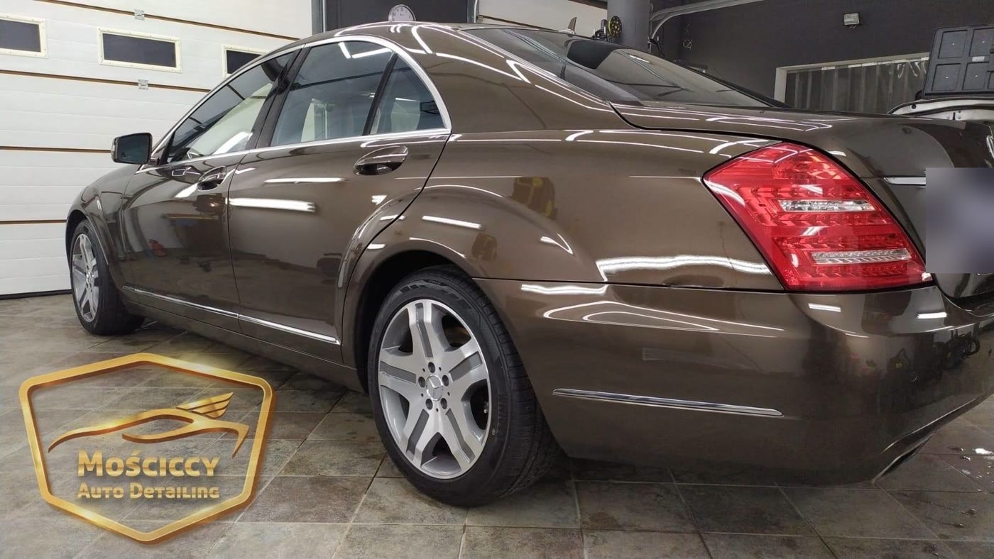 Brązowy Mercedes klasy S z lustrzanym lakierem w hali