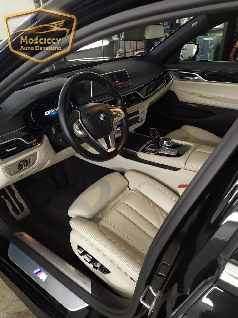 Jasny skórzany fotel kierowcy w BMW serii 7