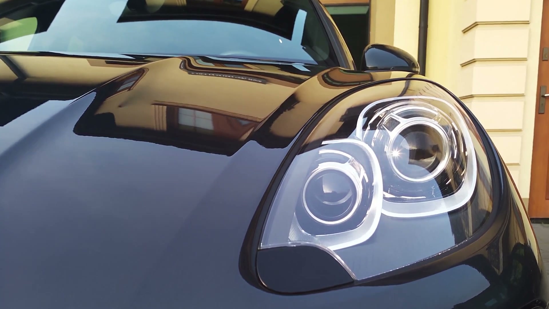 Reflektor i maska Porsche Macan z lustrzanym połyskiem