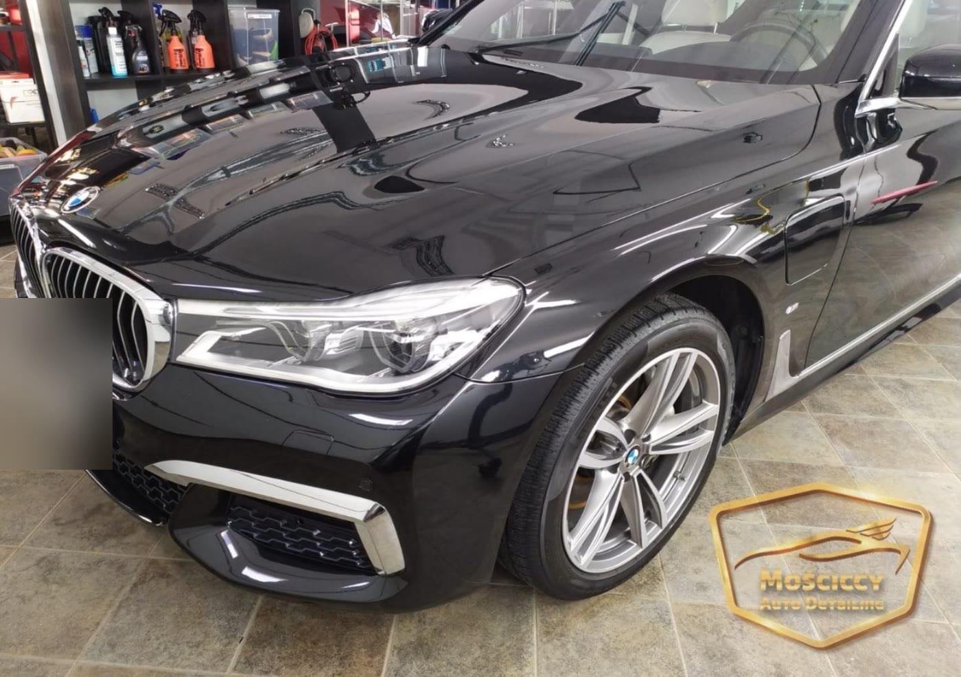 Czarne BMW serii 7 w studiu po nałożeniu powłoki ceramicznej