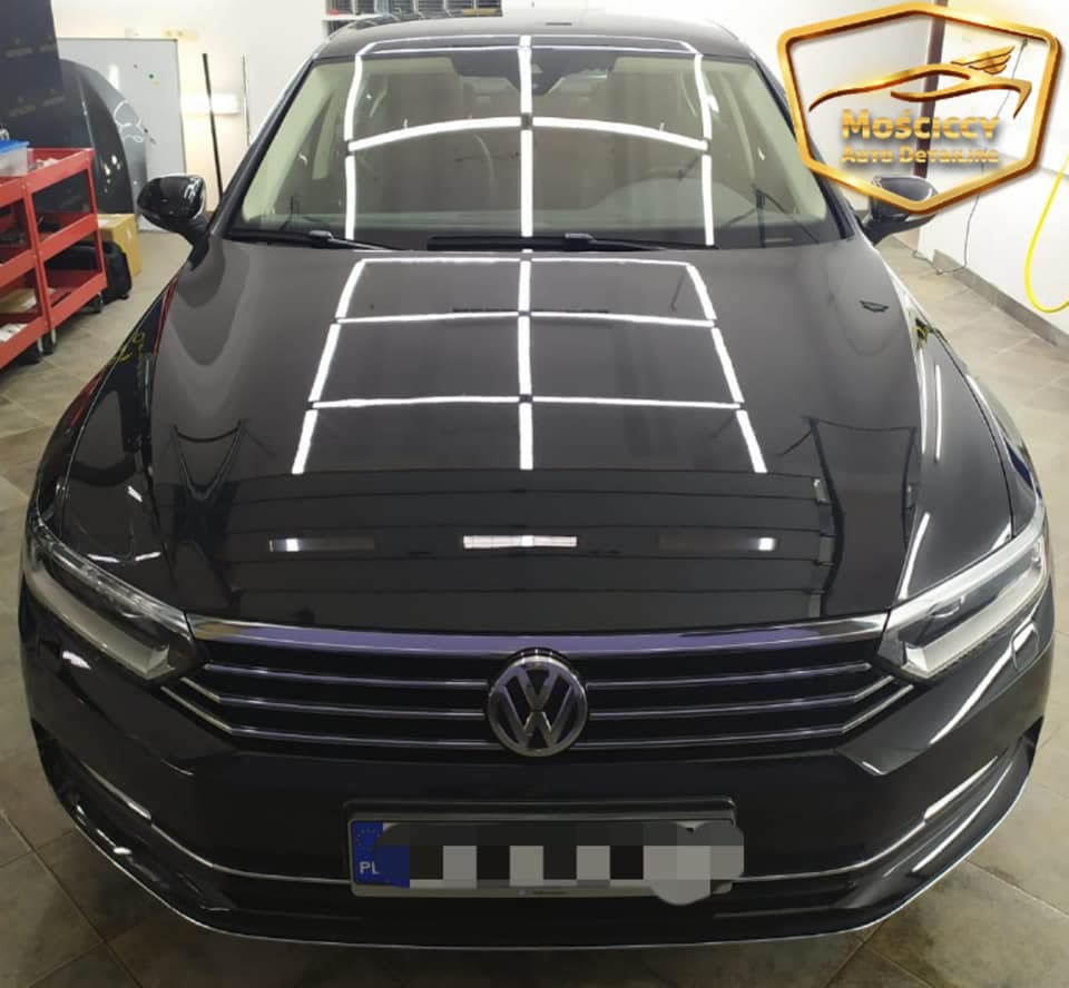 Czarna maska Volkswagena Passata z lustrzanym odbiciem lamp po polerowaniu