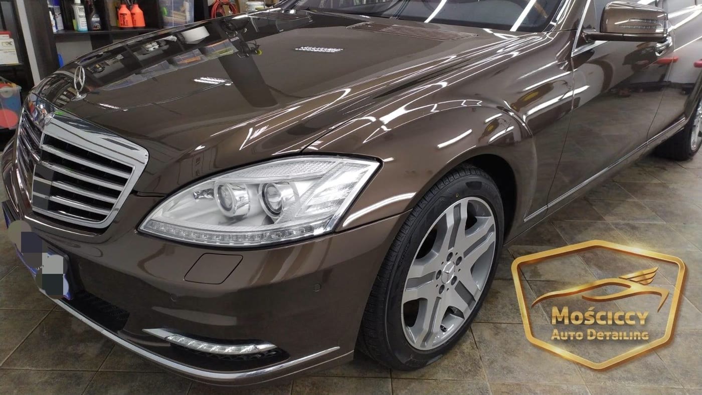 Brązowy Mercedes klasy S w studiu po usunięciu wgnieceń i woskowaniu