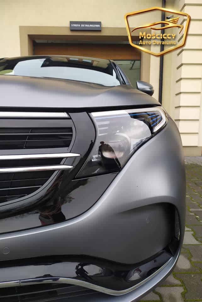Zbliżenie reflektora Mercedesa EQC przed studiem