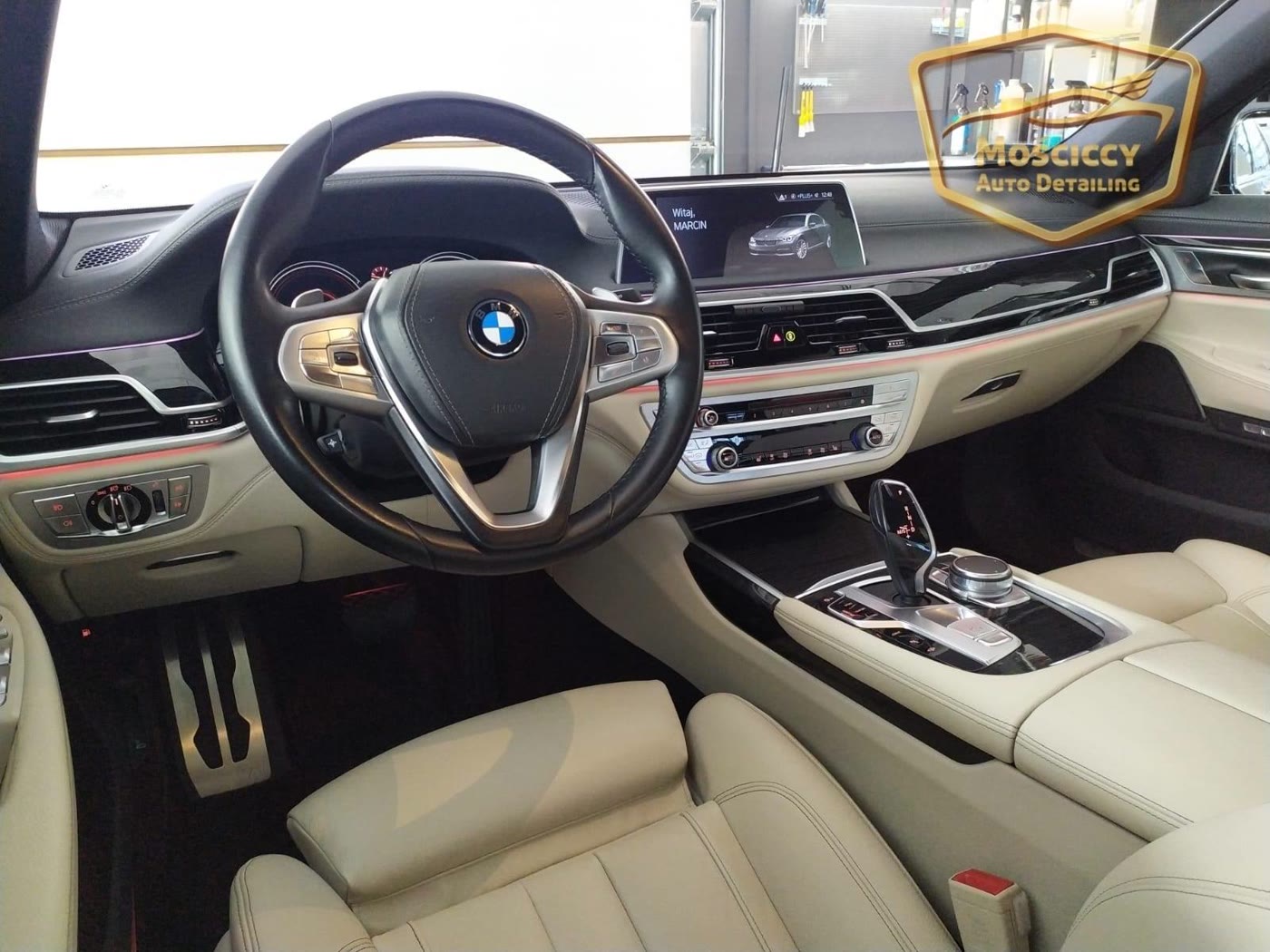 Jasne skórzane fotele i deska rozdzielcza BMW serii 7 po czyszczeniu