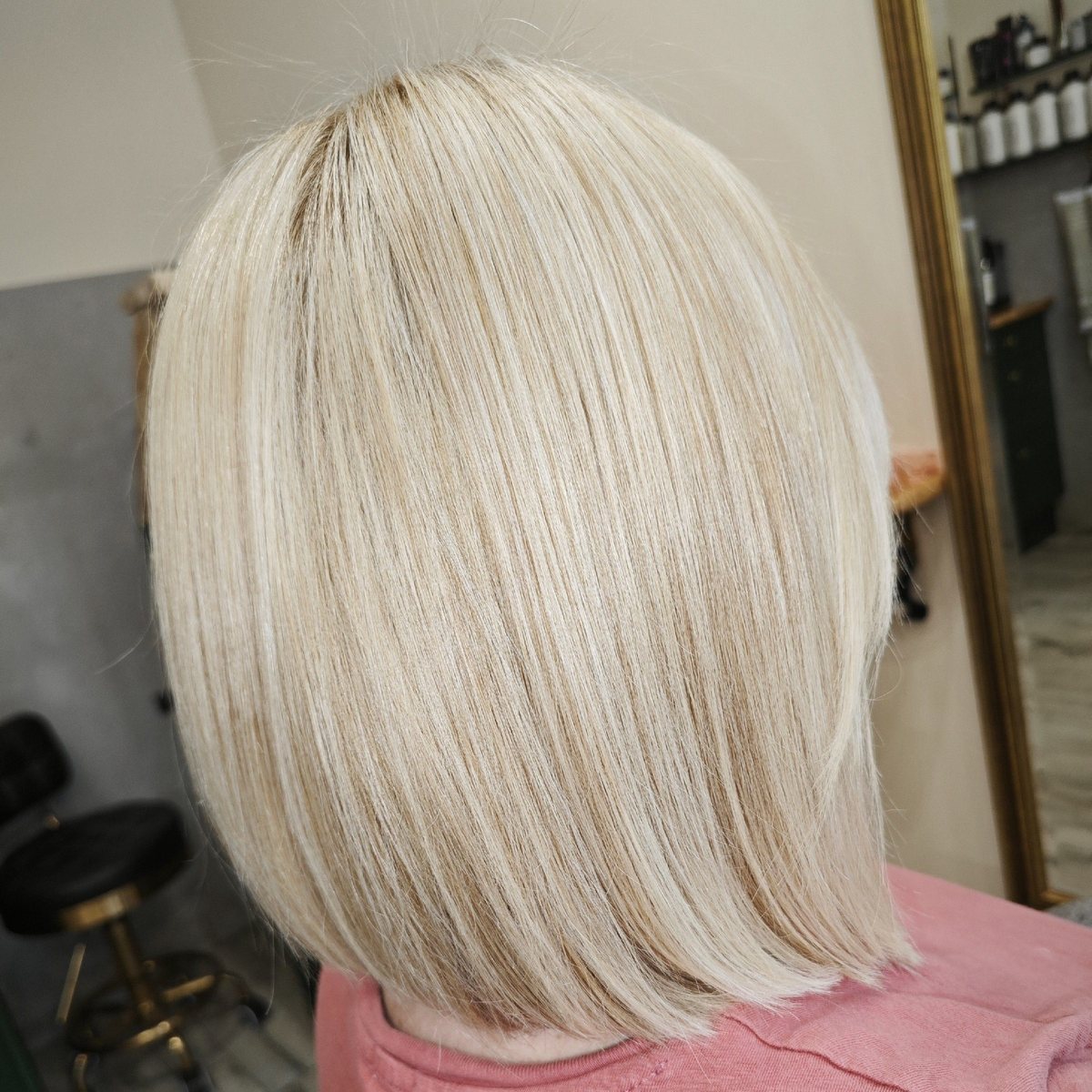 Jasny blond bob, widok z tyłu