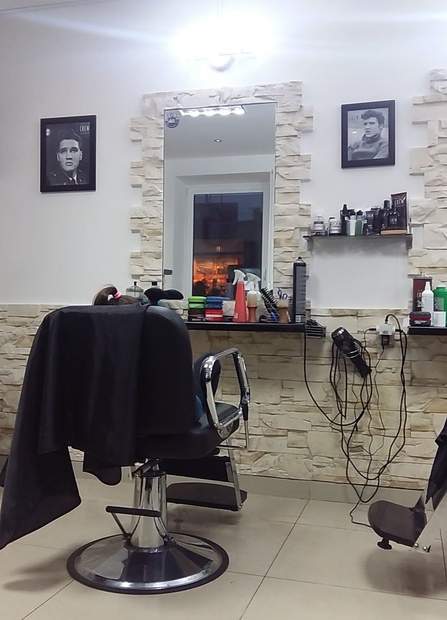 Wnętrze salonu Sami Swoi: fotel fryzjerski i lustro